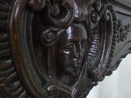 Detalle de cara de diosa tallada